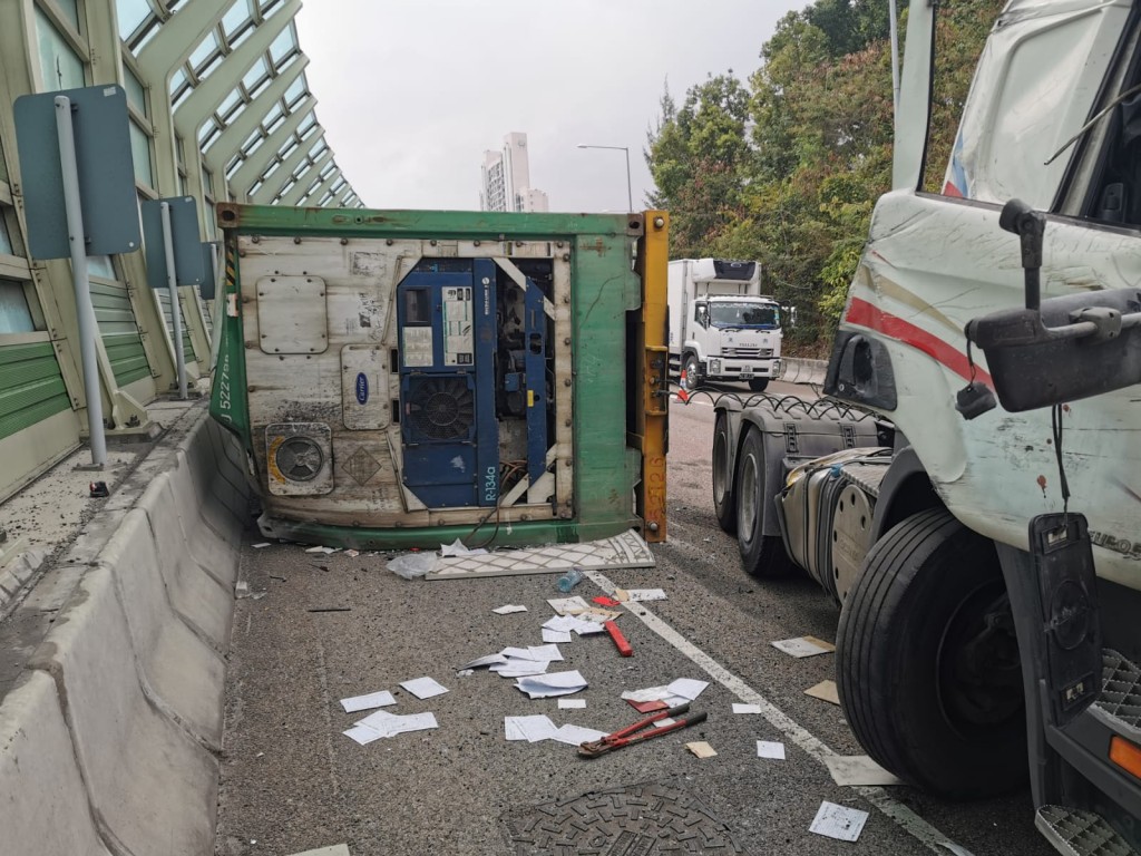 失事貨櫃車損毀嚴重