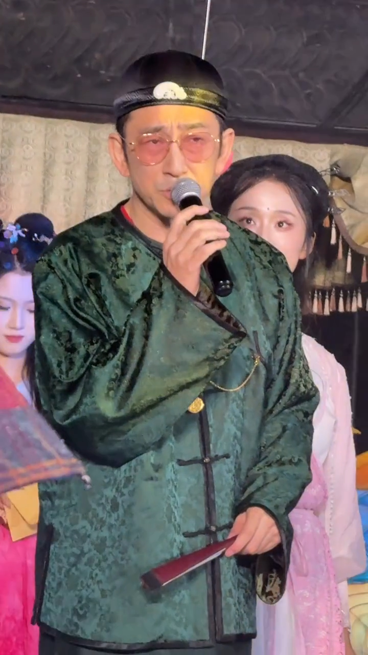 吳啟華深情演唱,為橫店的演出畫上完美句點。 吳啟華深情演唱,為橫店的演出畫上完美句點。