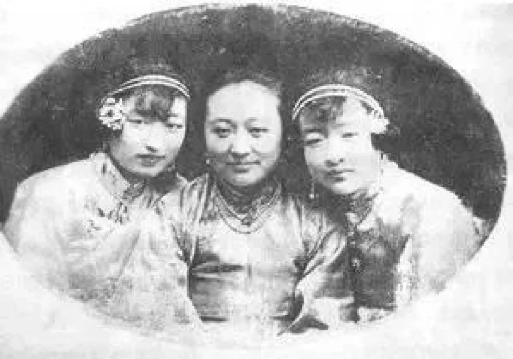 盛七小姐(中)在民國年代,是上海社交圈的名人。小紅書@帶上旗袍去旅行 盛七小姐(中)在民國年代,是上海社交圈的名人。小紅書@帶上旗袍去旅行