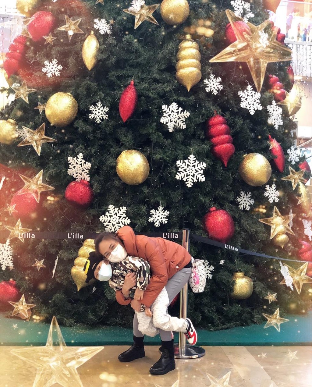 戴上冷帽的Sheldon精神不俗，與母親站在聖誕樹前合照。fb「神母小戰士Sheldon」圖片