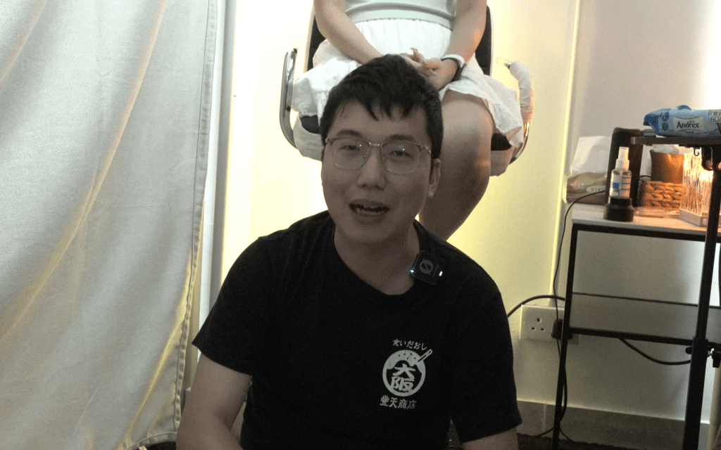 男記者Justin指足顏按摩十餘分鐘後,因感覺女技師足底冒汗而叫停,又指被腳趾插鼻一刻感到難受。 男記者Justin指足顏按摩十餘分鐘後,因感覺女技師足底冒汗而叫停,又指被腳趾插鼻一刻感到難受。