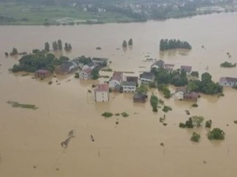 湖南衡阳湘江干堤决口，堤内堤外一片泽国。（网图）