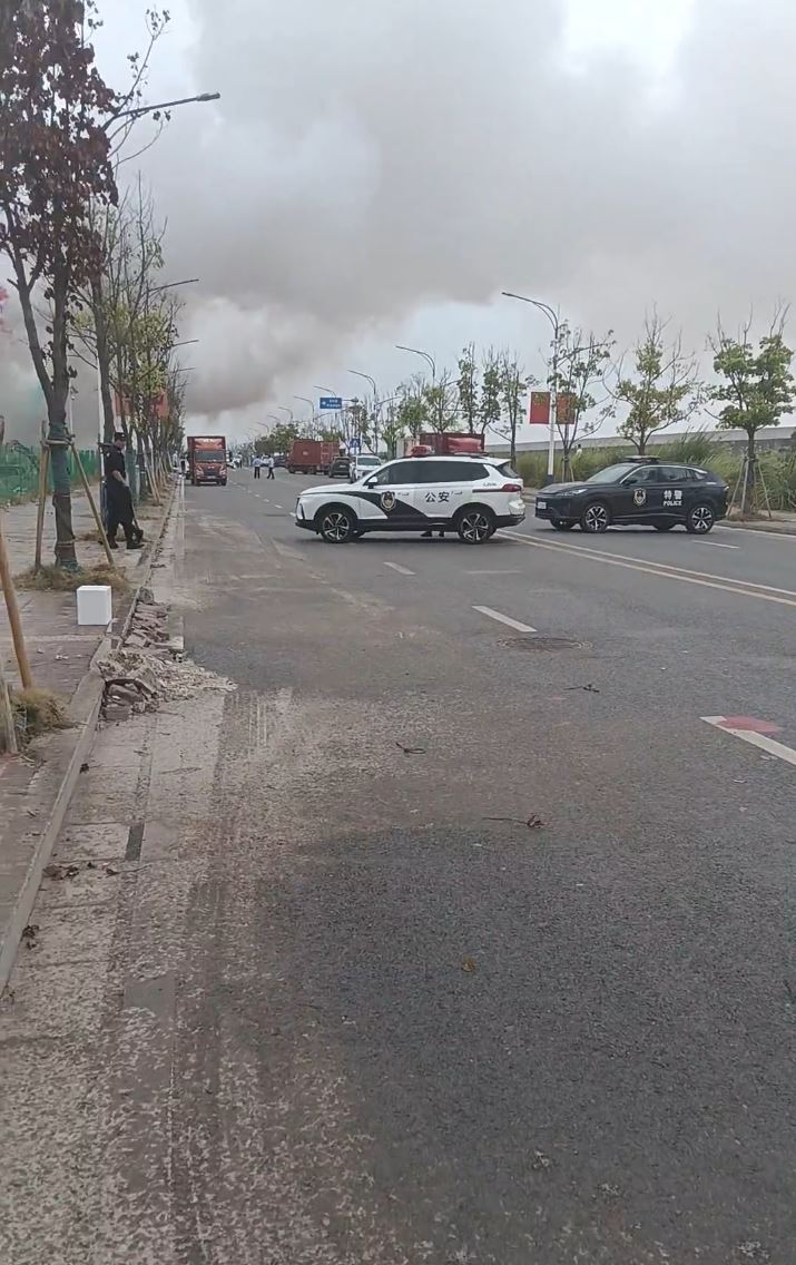 江蘇連雲港銷毀非法煙花時突爆炸，隔籬市570戶牆裂玻璃碎。