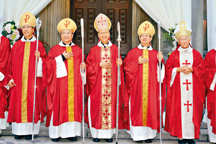 楊鳴章及目前被視為接任熱門的夏志誠，以及本身為香港人的澳門教區主教李斌生同於一四年八月升任輔理主教，後由楊「跑出」。