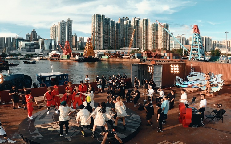 兩隊在躉船大戰。