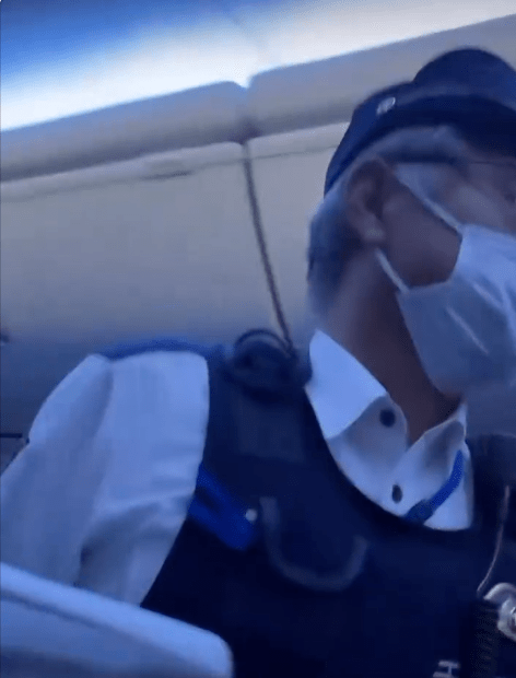 機長召警察上機，帶走爭鬧的男乘客。Threads@sarita77764