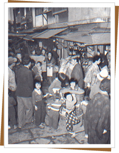 鶴橋風月前身「風月」於1952年大阪鶴橋商店街情況。（官網圖片）