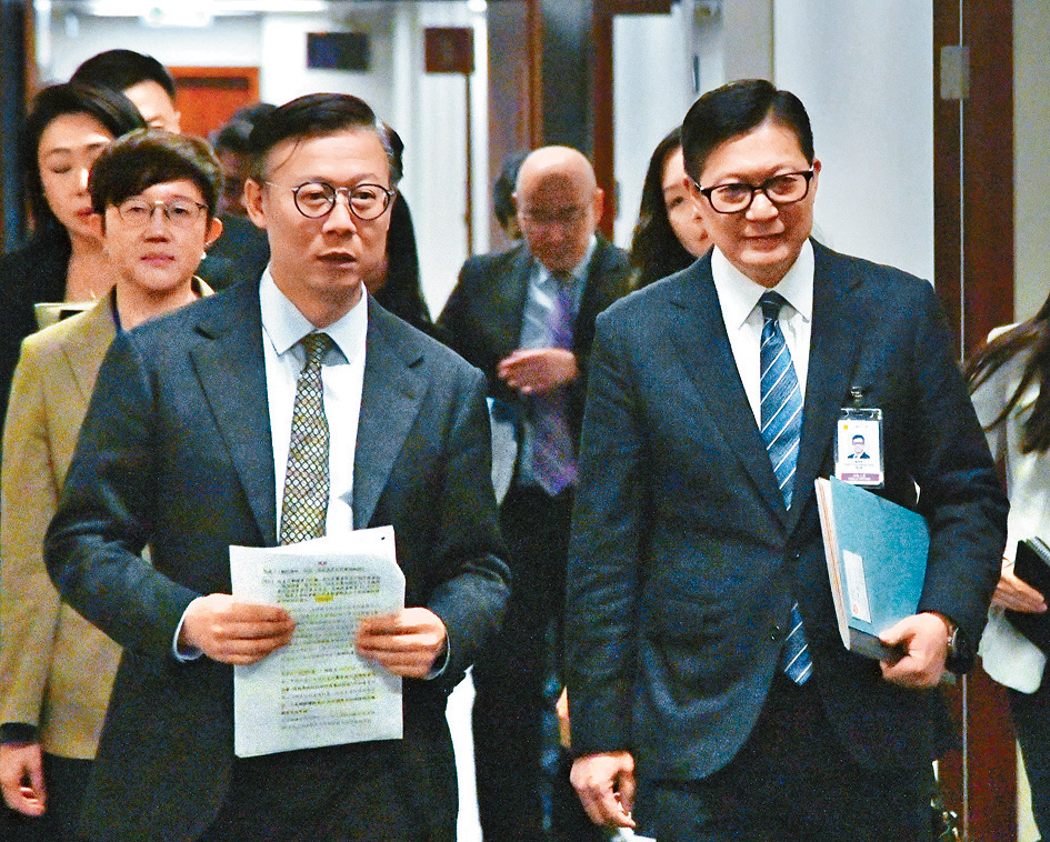 署理律政司司長張國鈞（左）和保安局局長鄧炳強（右）昨出席立法會會議，解釋「不遵從提供密碼等要求屬犯罪」等條文細節。 