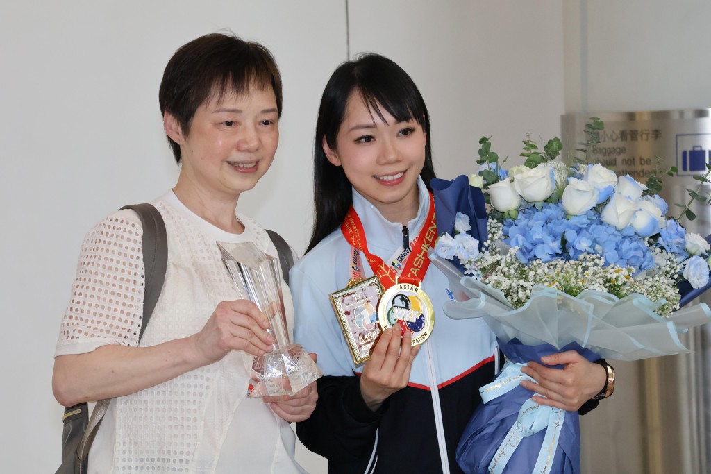 Grace開心媽咪到場接機。徐嘉華攝 Grace開心媽咪到場接機。徐嘉華攝