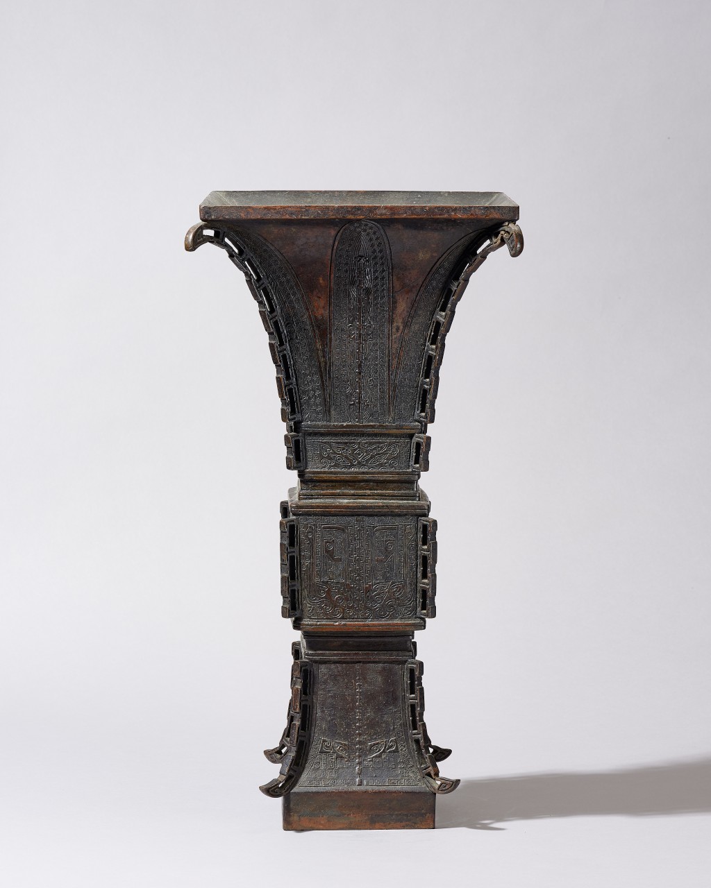 饕餮紋觚形方尊，清代晚期（17世紀末–18世紀初），青銅製。（香港大學美術博物館借展）