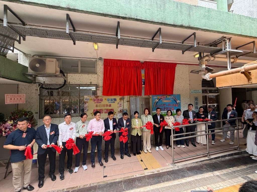 立法會主席李慧琼與選委界立法會議員李家駒在黃大仙下邨設立聯合辦事處。民建聯圖片 立法會主席李慧琼與選委界立法會議員李家駒在黃大仙下邨設立聯合辦事處。民建聯圖片