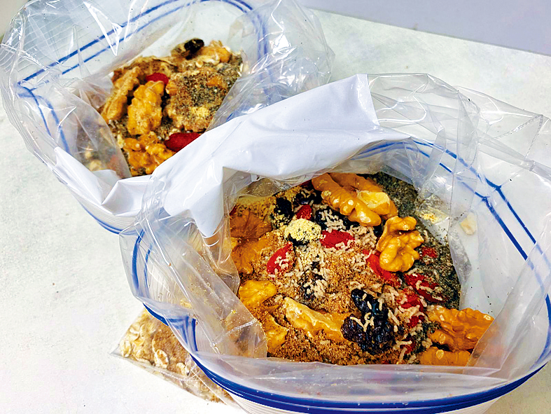 梁醫生自行調製的「黑豆黑芝麻麥皮」是平日必吃早餐。