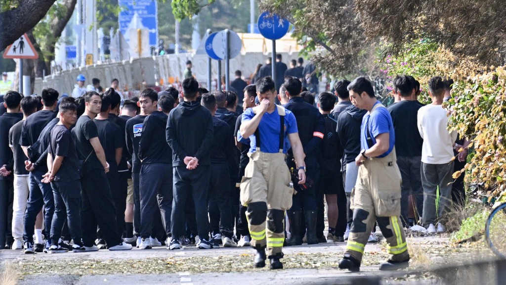 警方今日拘捕6名消防裝置承辦商,涉向消防處作出虛假陳述,指工程期間不會關上警鐘。 警方今日拘捕6名消防裝置承辦商,涉向消防處作出虛假陳述,指工程期間不會關上警鐘。