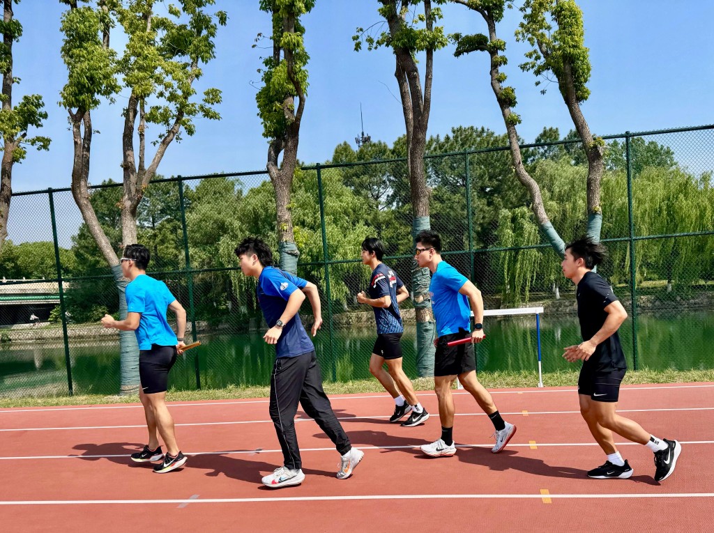 4位港隊代表在比賽前練習交接棒。受訪者提供