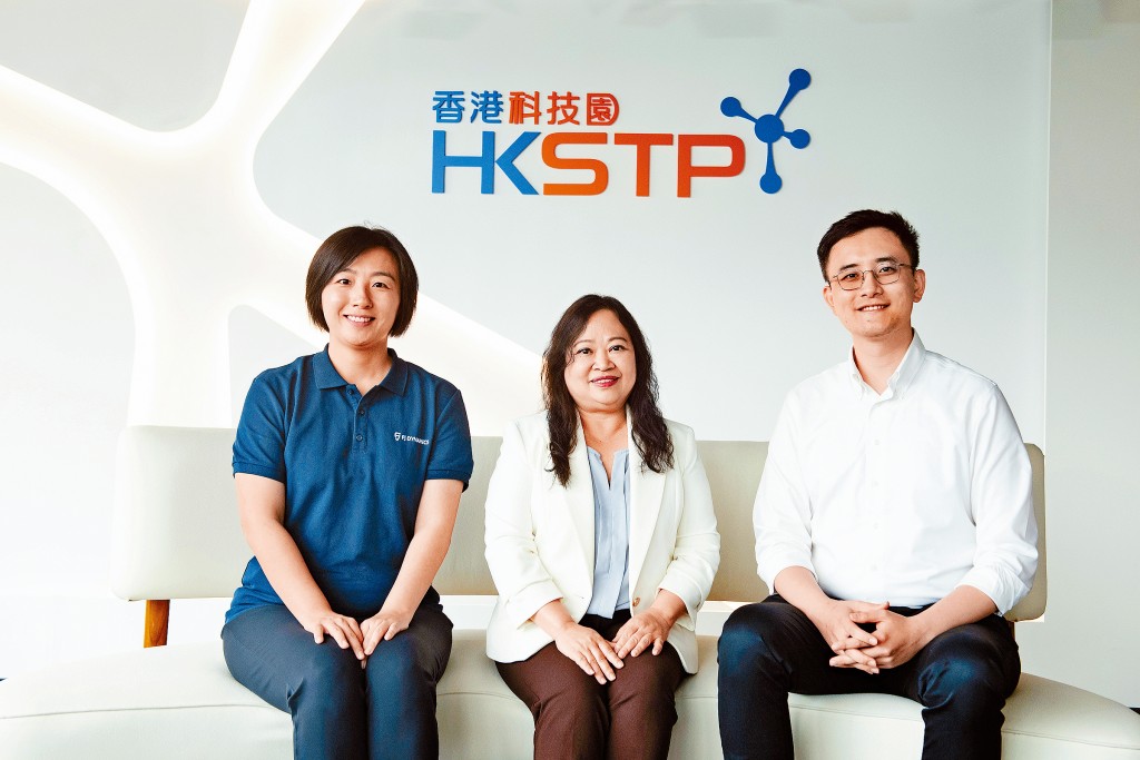 豐疆智能是聚焦數碼化、智能化、電動化的機械人公司,專為勞動密集度高的行業,提供超高準確度的全自動化方案。(左起:豐疆智能財務總監張琦、九龍三育中學校長梁詠梅、LEAFIoT董事總經理陳柏坤。) 豐疆智能是聚焦數碼化、智能化、電動化的機械人公司,專為勞動密集度高的行業,提供超高準確度的全自動化方案。(左起:豐疆智能財務總監張琦、九龍三育中學校長梁詠梅、LEAFIoT董事總經理陳柏坤。)