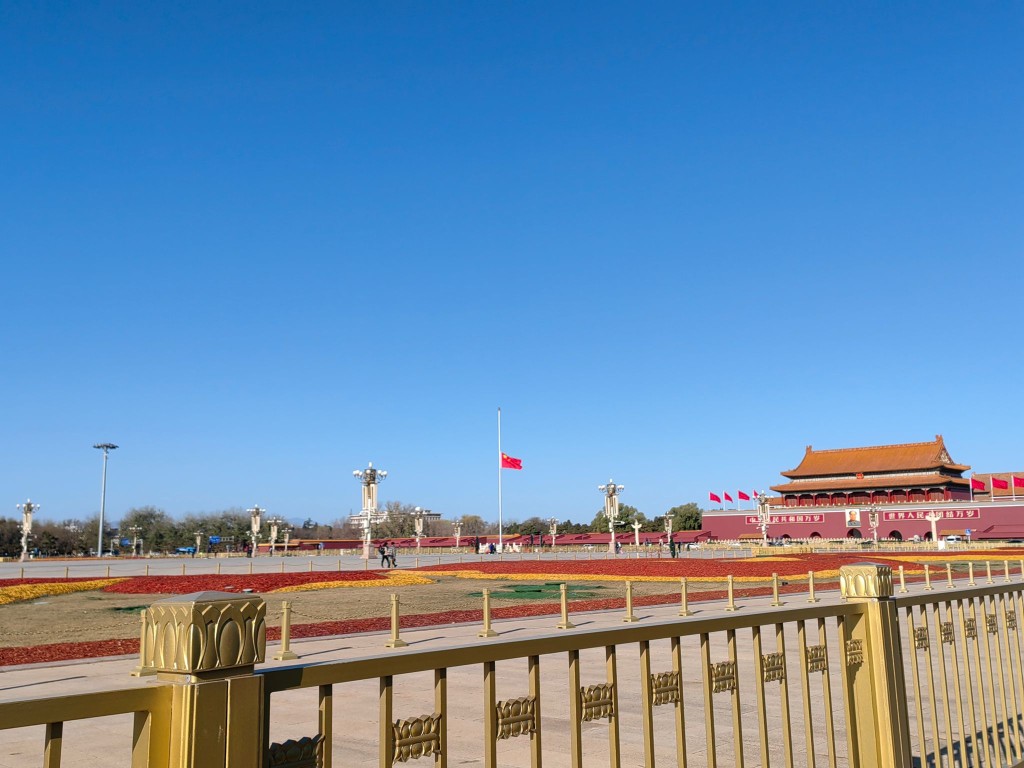 天安門廣場下半旗。駐北京記者張言天攝