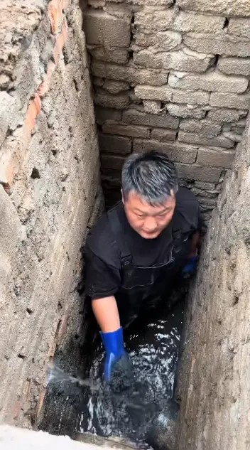 潘浩男從小接觸掏糞工作,但仍覺倒夜香惡頂。抖音@江浙滬糞王-浩男 潘浩男從小接觸掏糞工作,但仍覺倒夜香惡頂。抖音@江浙滬糞王-浩男