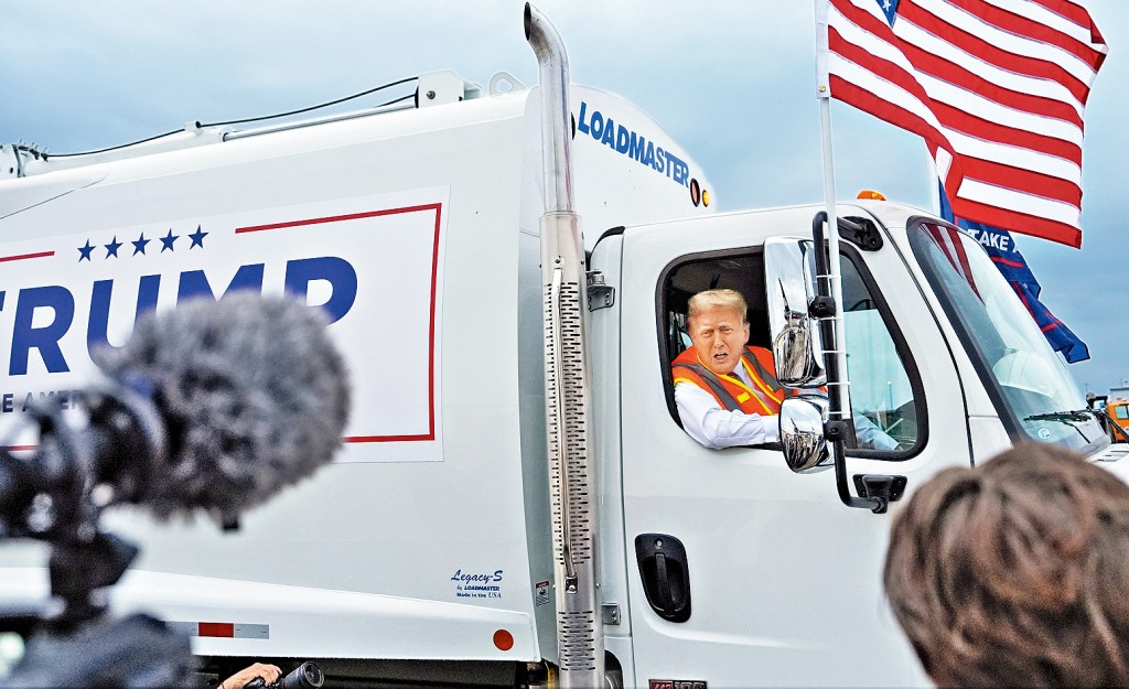 特朗普在威斯康辛州绿湾市穿着反光背心，坐在「垃圾车」上造势。