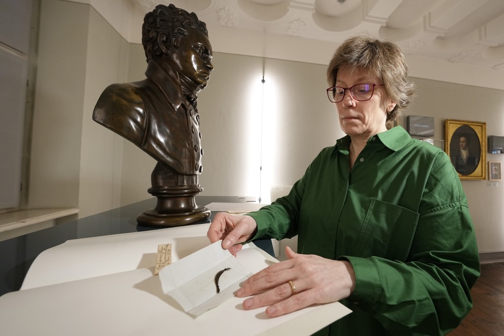 德国波恩贝多芬故居的收藏主管隆格（Julia Ronge）展示贝多芬本人的头发。 美联社
