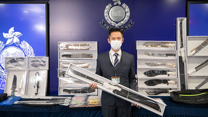 警方檢獲17把刀、4把匕首、7支伸縮棍、2支電槍及8部手提電話。