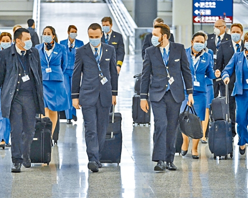 港府打算收緊回港機組人員的豁免檢疫安排,要求他們回港後,居家檢疫十四天。