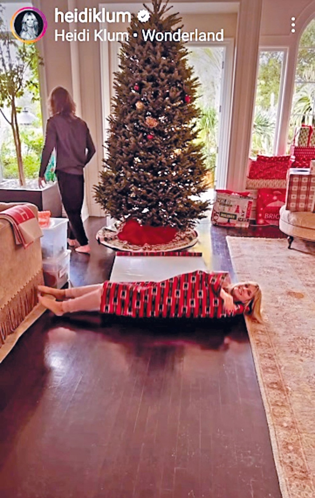 Heidi把自己卷进礼物纸中，当礼物送给老公。