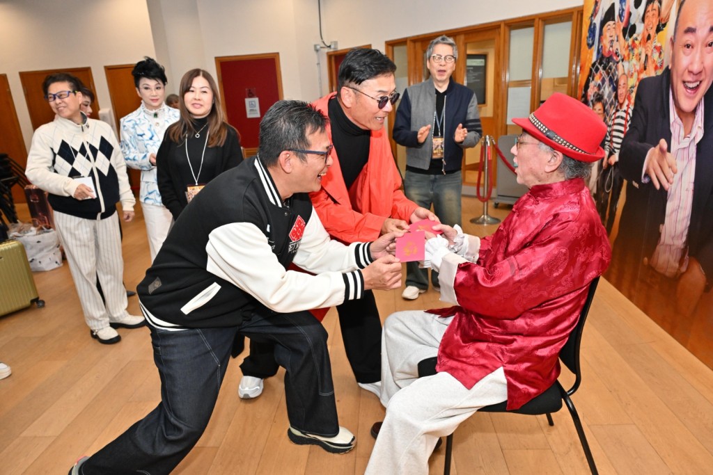 黃日華、苗僑偉給利是盧海鵬。 黃日華、苗僑偉給利是盧海鵬。