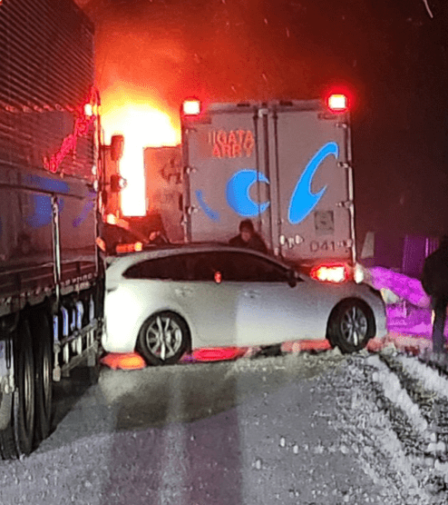 目擊者上傳至社群平台X的畫面顯示，至少16輛汽車陷入火海，烈焰沖天並傳出陣陣爆炸聲。X@vismoglie