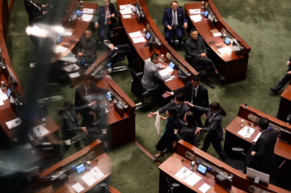 有民主派议员高呼口号，被赶离场。