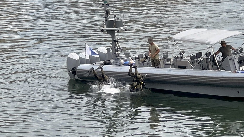 警員在麗城花園對開海邊搜證。 警員在麗城花園對開海邊搜證。