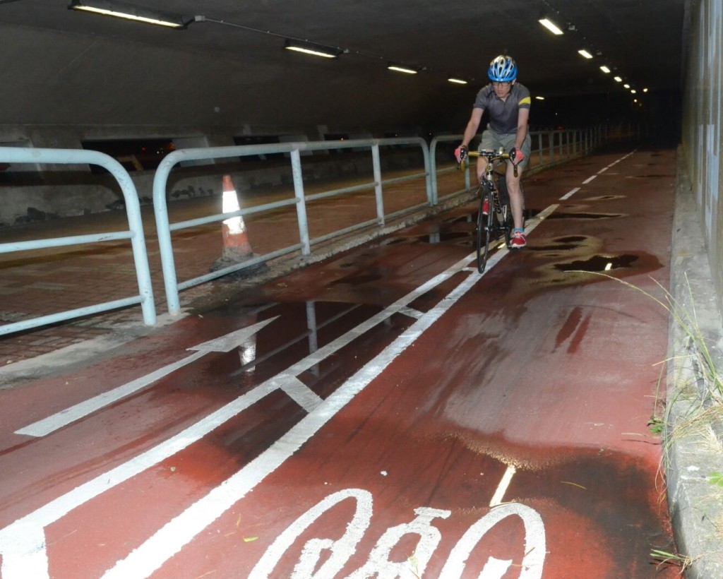 河水越過河堤，單車徑滿地水漬。