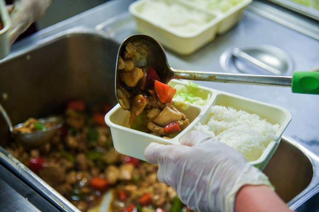 「趁熱食」熱食飯盒服務。 馬會圖片