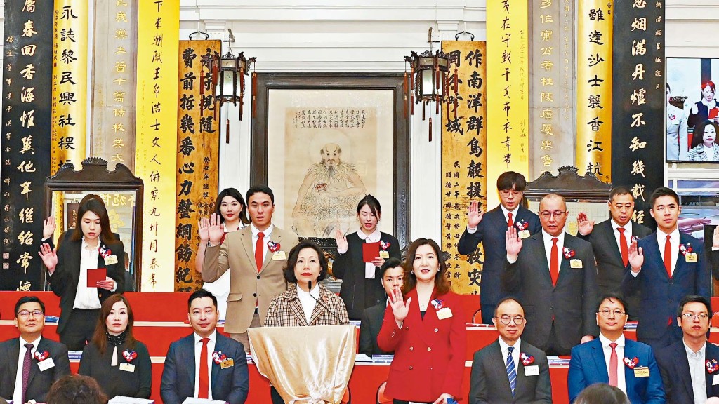 民政及青年事務局局長麥美娟親臨主持兩屆董事局交代就職典禮，並為新一屆甲辰年董事局監誓。