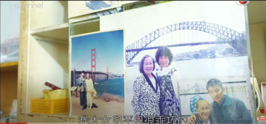 碧姬婆婆有很多以前跟大女兒去旅行的照片留念。
