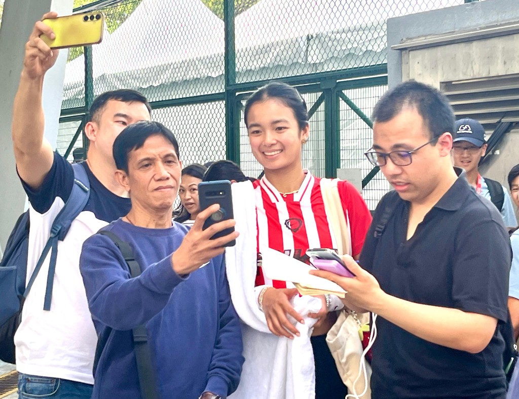 伊娜首度亮相维园,吸引大批球迷争相合照。徐嘉华摄 伊娜首度亮相维园,吸引大批球迷争相合照。徐嘉华摄