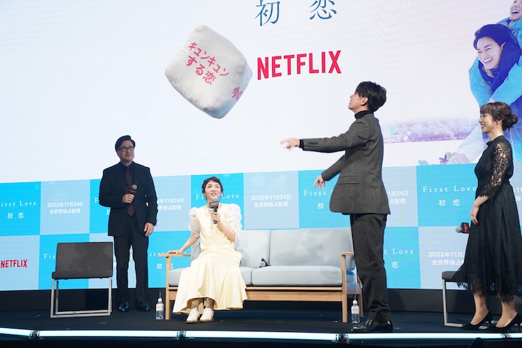 二人以擲骰仔形式回答問題。