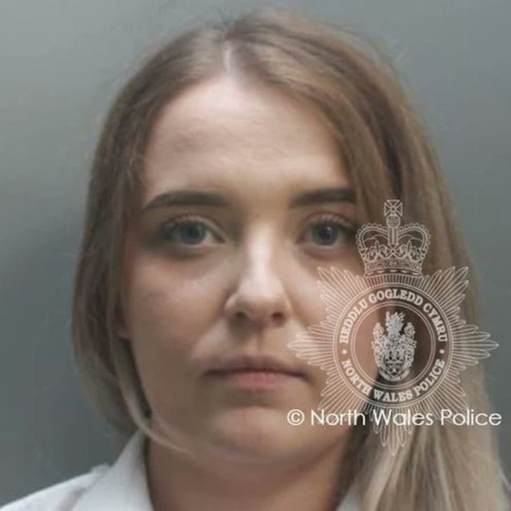 英国早前也爆出有3名女狱警情不自禁与囚犯发生肉体关系，因而入狱，图中的珍妮佛嘉雯（Jennifer Gavan）是其一。她涉嫌在2020年4月到7月间与囚犯交往，除了大胆在狱中亲吻，事后还被抓到竟为了狱中的25岁爱人而走私手机，并收贿英镑150元，最终遭判刑8个月。（North Wales Police）  