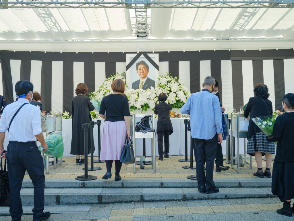 在日本前首相安倍晉三當天晚些時候舉行的國葬前，人們在東京的日本武道館外獻花並表達敬意。路透