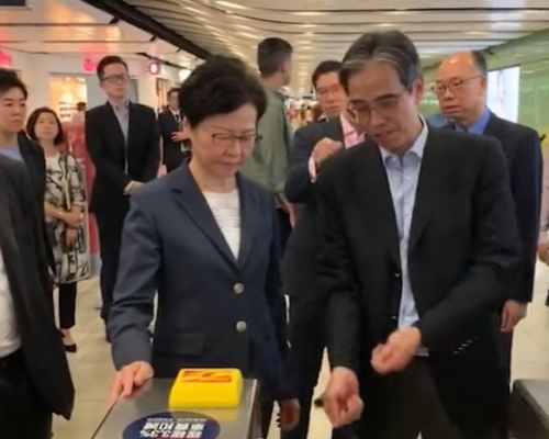林鄭月娥早前到中環站視察。香港電台FB影片截圖