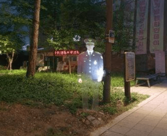 這個3D投影警察，不只每晚「值勤」，還會播放預錄警告音訊。首爾中部警察局