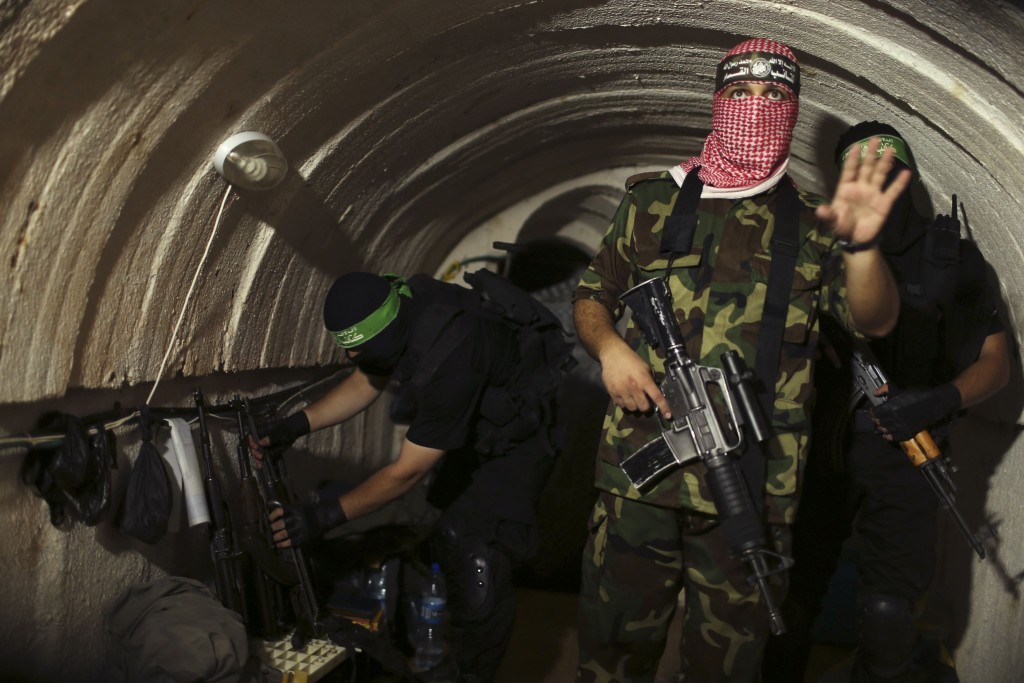 在地道内的哈马斯武装人员。　路透社