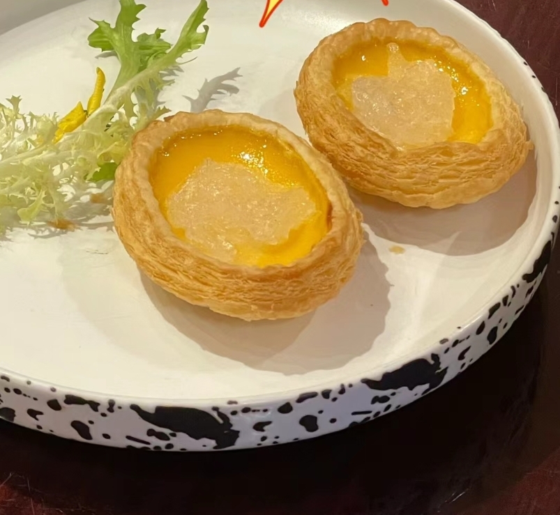 广州人气点心美食2024 | 3. 玉堂春暖　燕窝鸡蛋挞￥90/件，蛋浆丝滑可口。（图片来源：小红书@Ta_cendzXinx）　