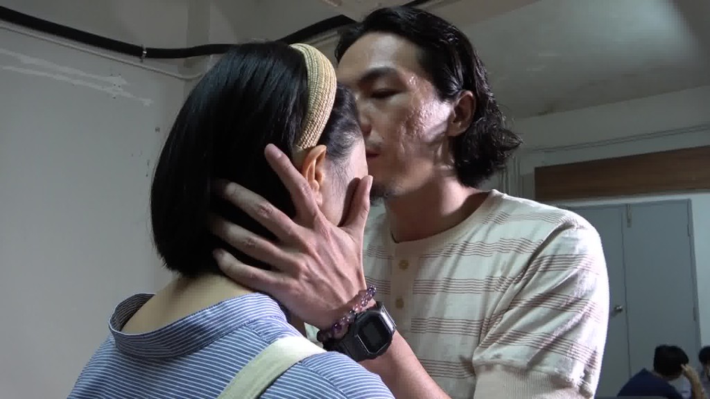 劇中講人鬼情，林子傑及麥詠楠奉旨親熱。