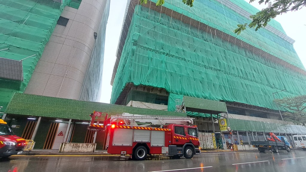 消防到場拯救被困工人。