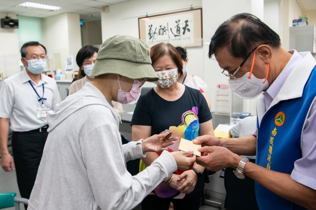 女方更向縣長夫婦回禮手寫卡片以示謝意。 網圖