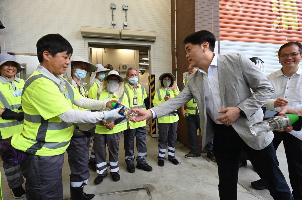 袁旭健昨日先到洪水橋環境衞生大樓及洪元路垃圾收集站,為前線員工打氣。食環署fb 袁旭健昨日先到洪水橋環境衞生大樓及洪元路垃圾收集站,為前線員工打氣。食環署fb