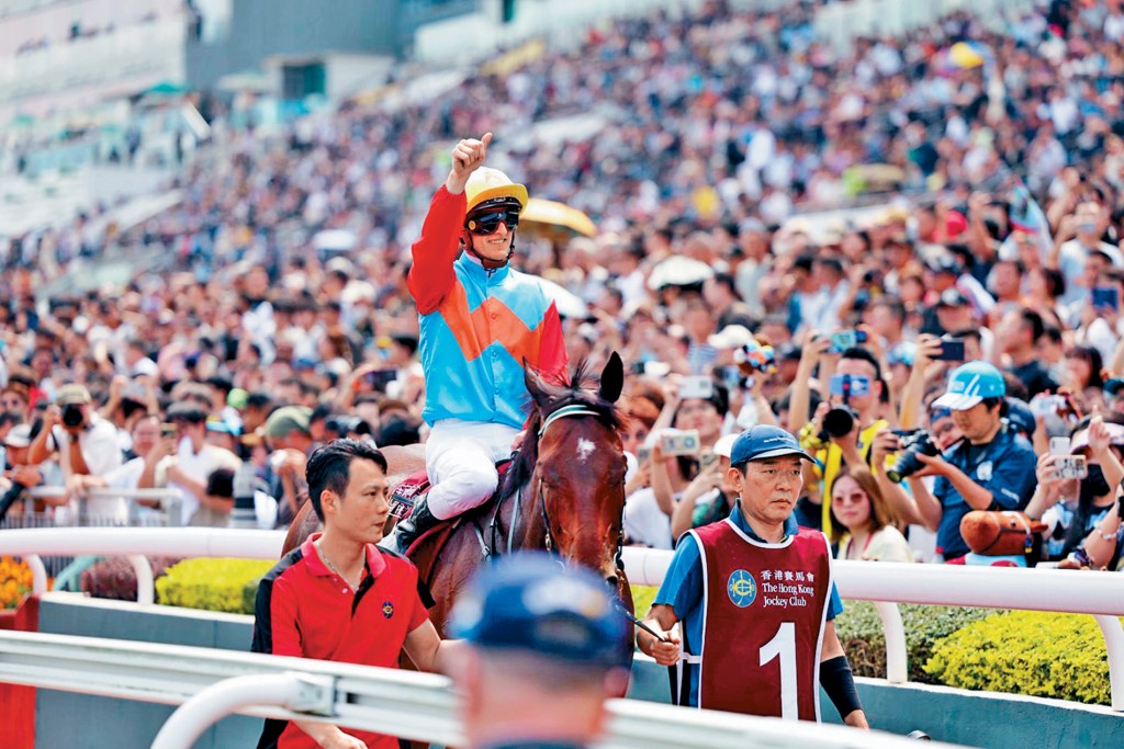 馬王「嘉應高昇」完成20連勝衛冕主席短途獎，在場馬迷欣喜若狂。