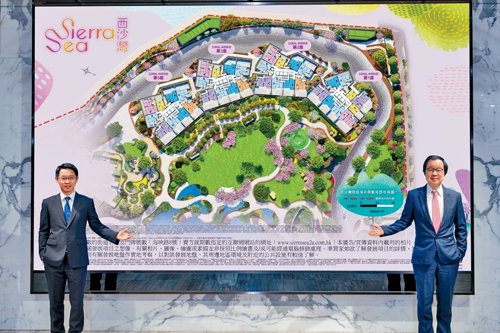 新地雷霆（右）表示，西沙SIERRA SEA 2A期提供727伙，主打1房及2房。左為胡致遠。