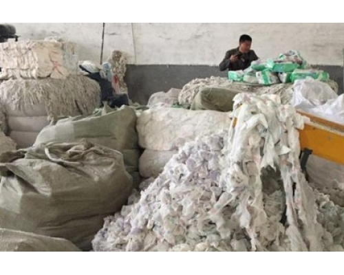 部份纸尿片回收后已被处理准备重造。