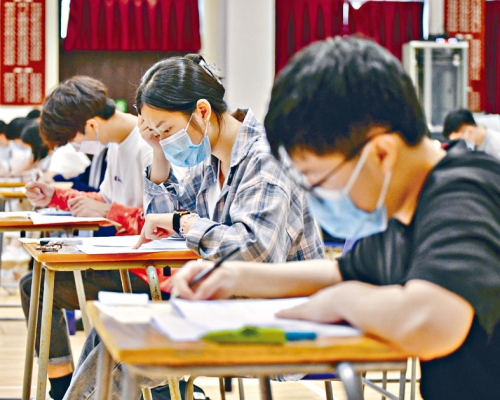 在最後備試階段,有文憑試考生參加模擬試,體驗最新防疫措施安排。